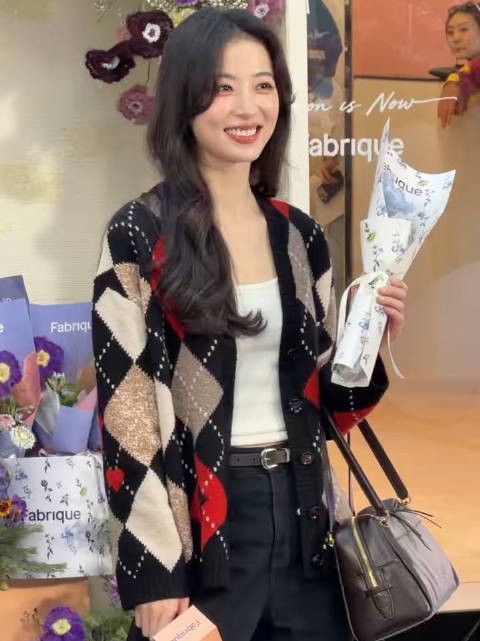 周雨彤亮相Fabrique深圳活动 扑克牌菱格针织开衫撞色鲜活