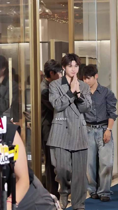 一对新人正向我们走来 cr.Sssandjii
