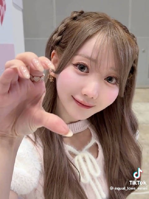 卧槽我说真的每次看这个视频我都想倾家荡产去抽一次喵老师的合影