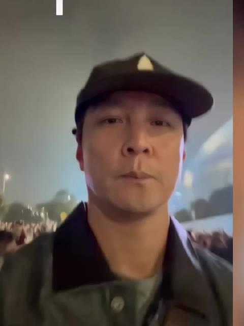 吴彦祖陪女儿追星困到打蔫，被女儿吐槽不帅