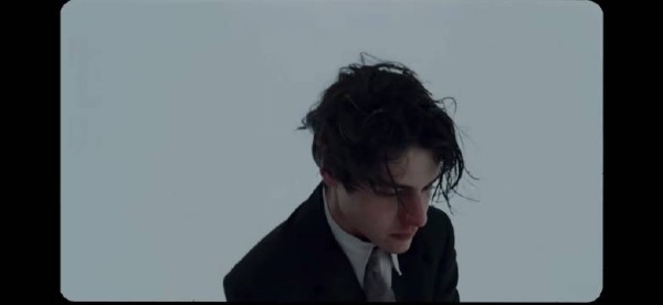 雪是纯白的死亡也是纯白的原谅，不被认可的人通过作品遇见未来