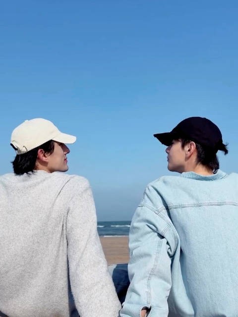 孙政吕思瞳海边慢行感受人间松弛