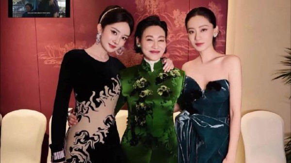 杨幂张小斐惠英红罕见同框-红姐发文左拥右抱两个宝贝