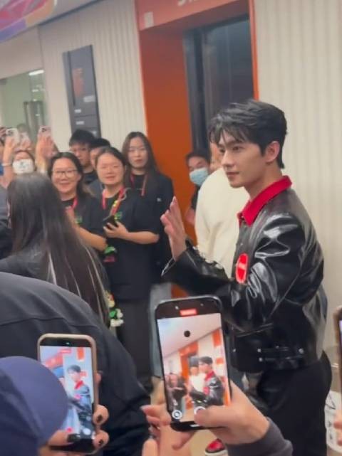 杨洋现场比心指尖温柔,清冷气质反差感拉满