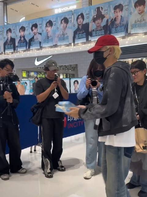 羡慕了,谁又幸福了,视频来自抖头铁小姐姐