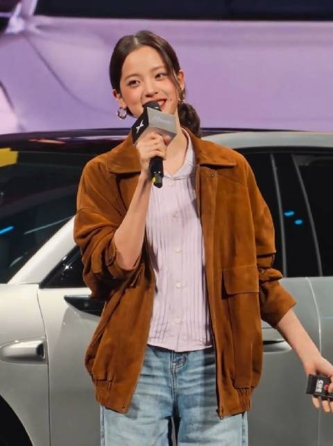 欧阳娜娜现身广州品牌发布会 台上发言专业能力获赞