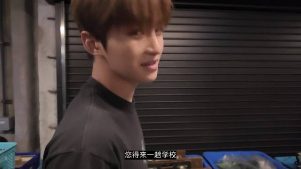 韩志薰穿战服跳舞直播吸引众多观众