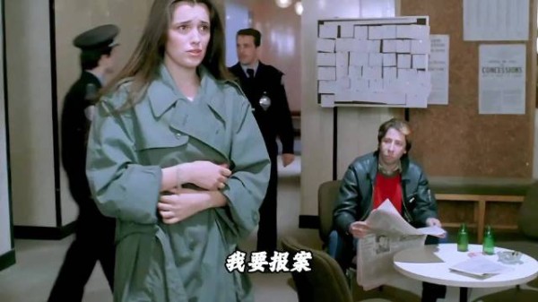 女人深夜来到警局报案声称自己被男友家暴，谁知真相却不是这样的，惊悚电影