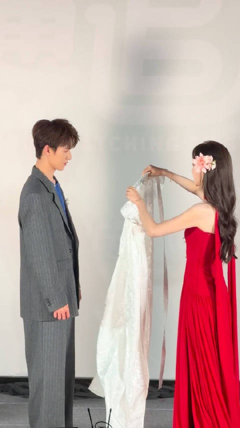 孟子义李昀锐尚公主追剧团牵手戴花撒糖