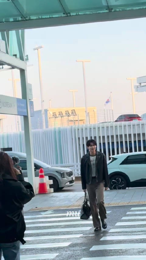 金允植今日机场状态满分好适合皮衣呀！ cr logo
