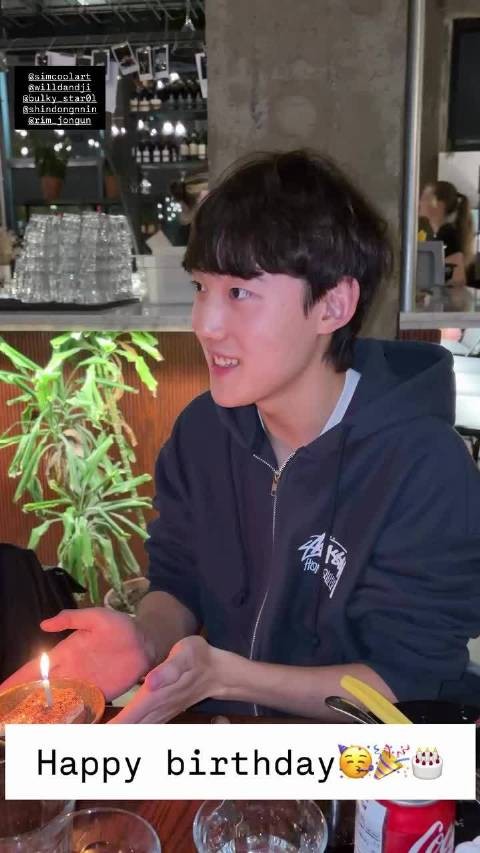 给钟彦过生日的短道选手们和头盔画师