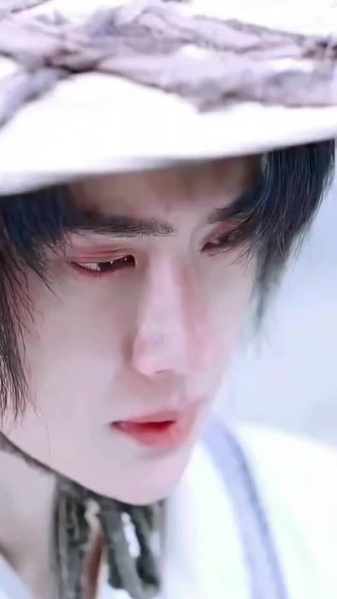 夜雨落青瓦，灯影过长街，谁把真心藏半截