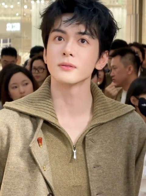 曾舜晞线下活动小卷毛造型萌翻，秋日男友怼脸状态好