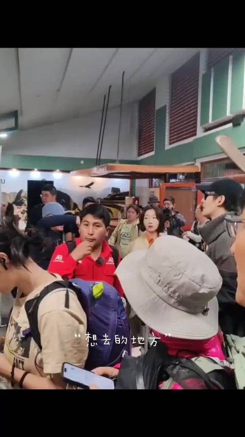 导演主动让出队伍，就怕耽误艺人，又好笑又觉得很暖心