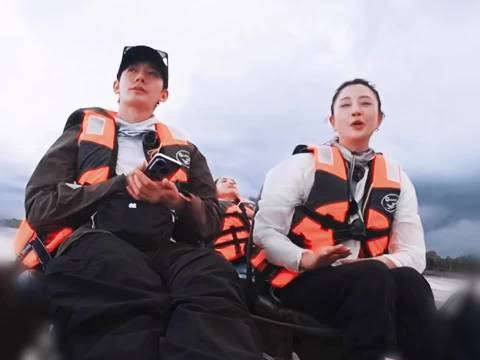 太爱花儿与少年这种氛围，大家打打闹闹，相处松弛又舒服