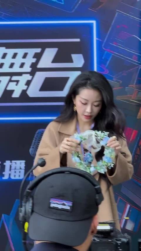 喻言花环造型像开了柔光外挂 温柔氛围感拉满