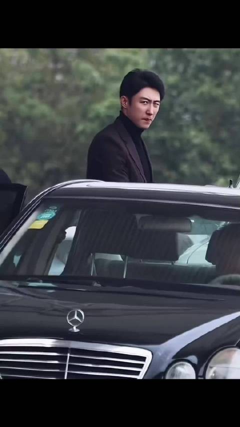 叱咤风云的商界大佬，你的卢云翔是看起来能解决所有问题的霸总欧巴