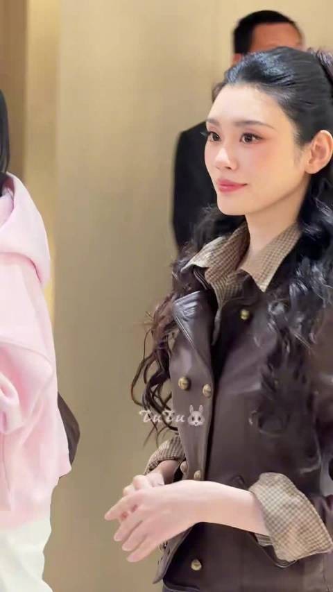 奚梦瑶状态真不错啊,生图里都能看到肉眼可见的好皮肤,又白又细腻