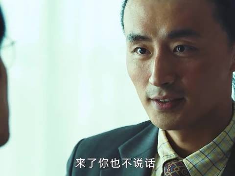 老同学重逢澄清钢笔误会，对方称无所谓