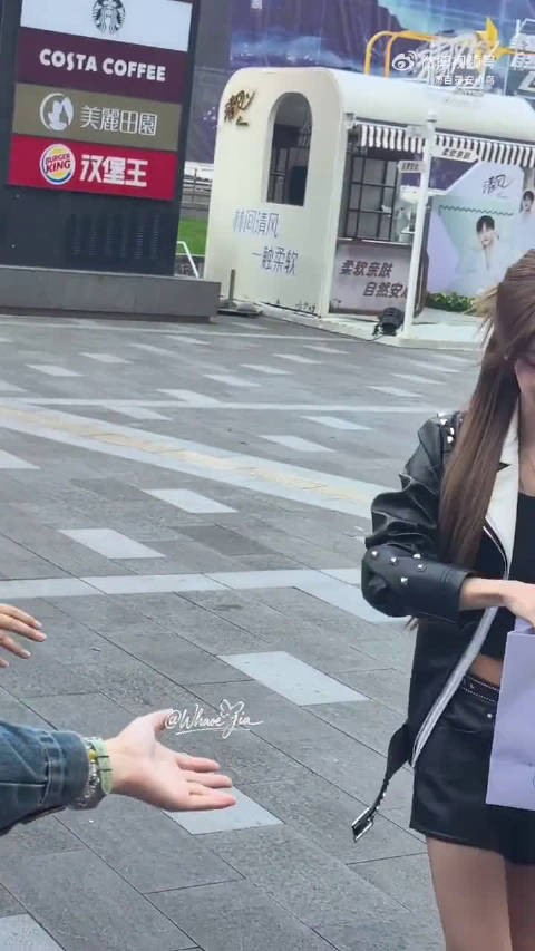 她从来没把粉丝当遥远的旁观者,而是把我们当成一起走这段打歌旅程的同行人