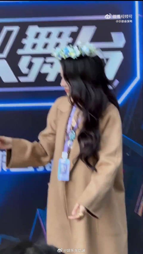 鲜花点缀的花环衬得喻言愈发动人,仿佛开了柔光外挂,女神风采惊艳全场观众