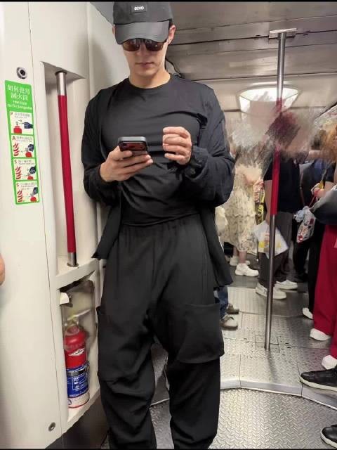 港铁偶遇黄景瑜 假装站不稳摔进他怀里