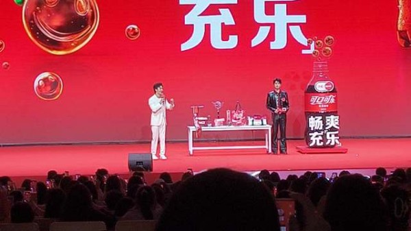 杨洋注册微博十年，粉丝发文感谢可口可乐天猫超市