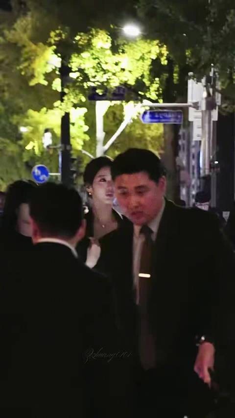 首尔2℃张元英冻红鼻子穿裙装见粉丝