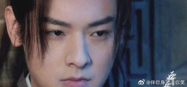 问:怎么变成一个偏执少年 答:一个眼神足矣