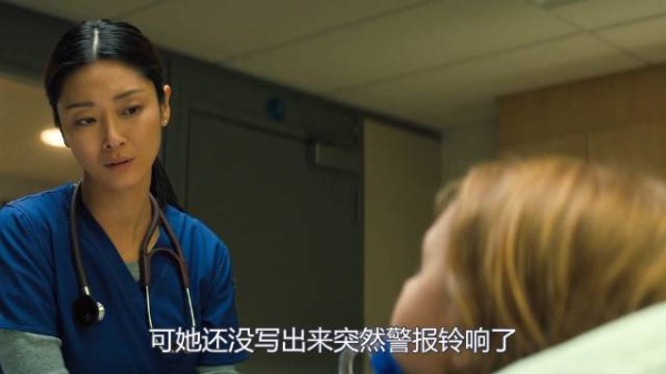女孩孝敬妈妈，喂她吃宠物胶囊，复仇电影