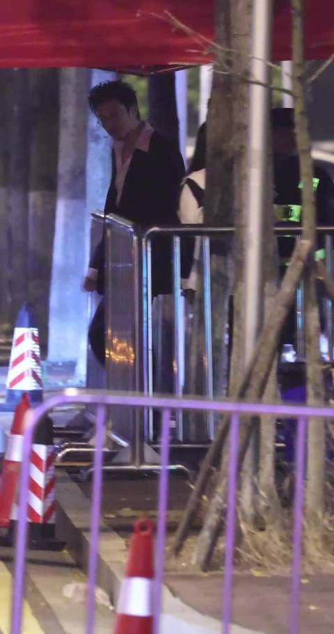 妆造氛围感直接拉满，已经开始想象站上舞台有多亮眼