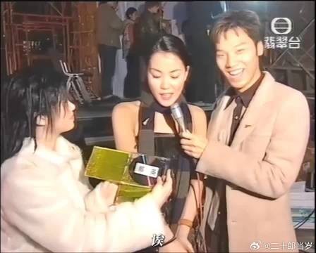 王菲抽cd给歌手许新年愿望，王菲上演超绝变脸哈哈哈！