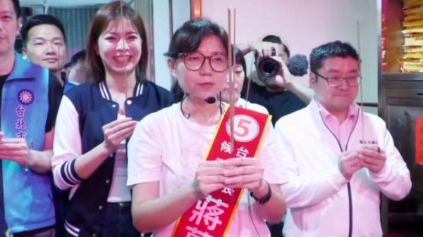 蒋万安妻子石舫亘全力辅选,前往台北成功市场代夫扫街拜票