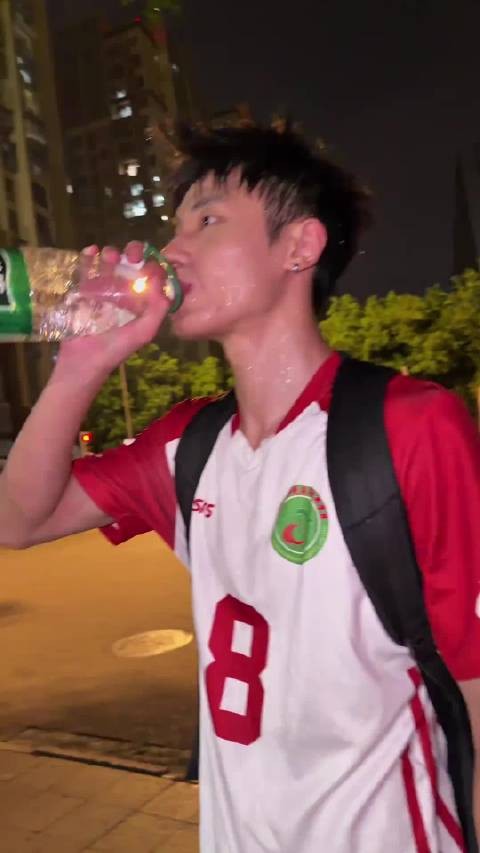 这样的男孩子，身上流的汗都是香的