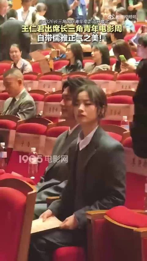 很多演员演完角色就剥离，他却把这份温润风骨融进了自己的气质里