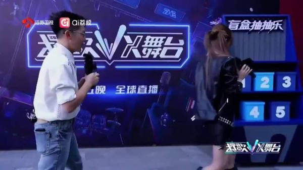 沈梦瑶戴猫耳跳随机舞蹈,皮衣配毛绒可盐可甜