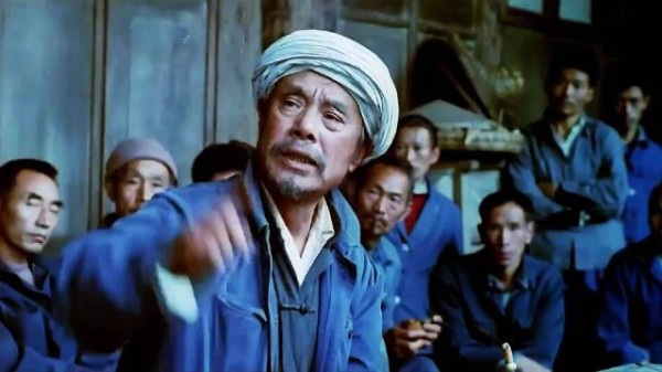 偏僻山村的村长,竟罚村民给全村放电影!
