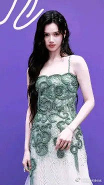 张婧仪绿色祥云吊带裙,一颦一笑尽显甜美可爱,扑面的清凉感