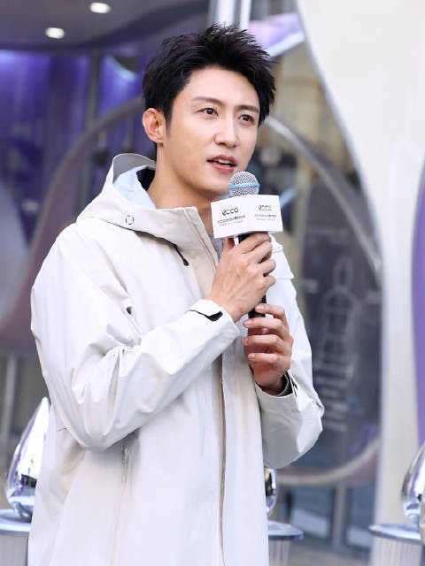 遛狗时给夏天介绍 这是明天爸比工作的地方