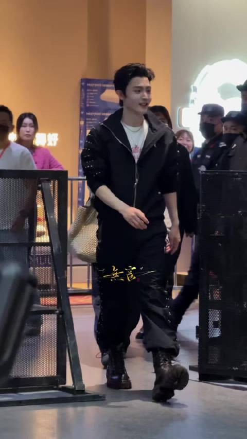 祖一今天造型也太帅了吧 所有人感受这个背头!