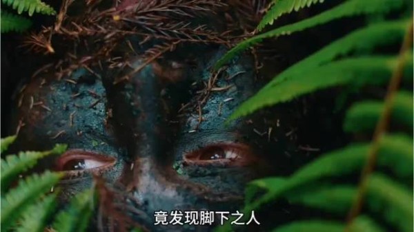 女主路过草丛,发现自己男友居然埋伏在里面!