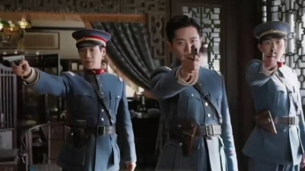 匡炳文持枪逼叶平君签字交兵权 虞五少一枪击落掌控全场