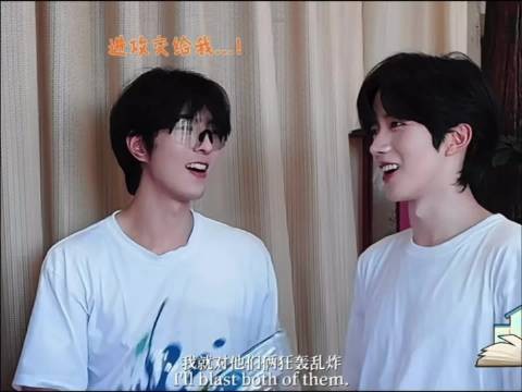 邱邱自述二打一狂轰乱炸，弟弟被哥哥宝着笑得合不拢嘴