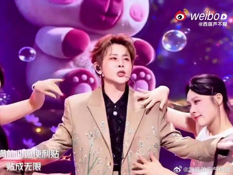 别人来好友席是温柔打call,王濛来直接贡献了一段反应名场面,直率得完全不装