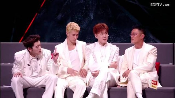 小沈阳感谢艾热 茶花开了该回家了舞台并肩作战
