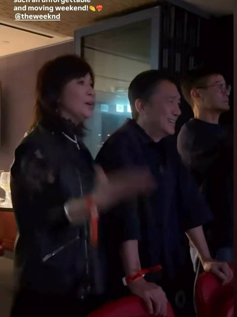 刘嘉玲梁朝伟看盆栽演出大声跟唱王菲《季候风》 尾场嘉宾千万别是王菲啊