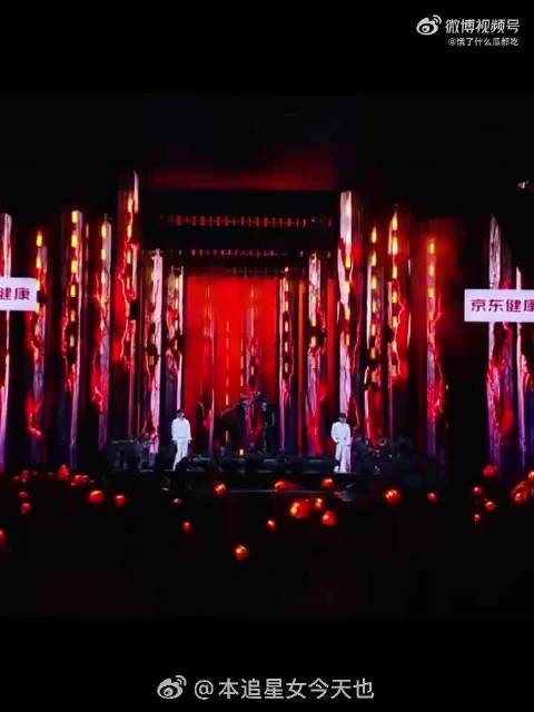 四个人配合很顺,没有谁硬撑,每个人都把角色演出来,整段又野又俏皮