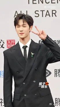 所有人!来看李昀锐的超萌三连拍超级无敌可爱!