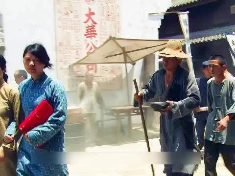 乞丐奇怪的发现,凡是街上带帽子的人都要被盘查,这究竟是怎么回事