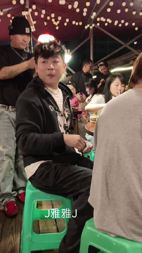 胡彦斌请粉丝吃火锅庆生，粉丝称最幸福难忘生日